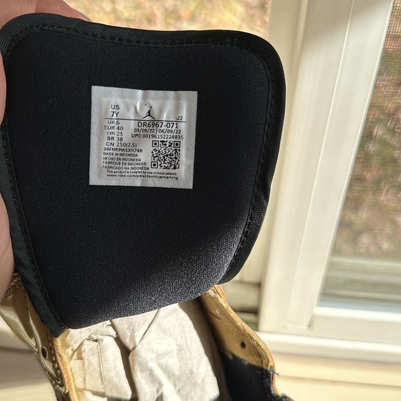 Jordan 1 Mid SE Metallic Gold Black (GS) Kids size 7Y - Picture 5 of 7